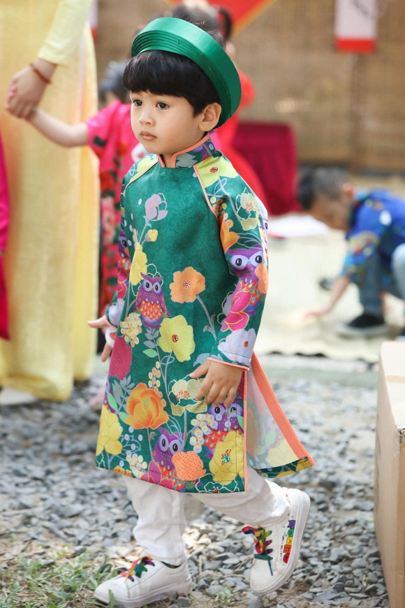 Con trai Ngoc Lan dien ao dai tet, khoi ngo het phan thien ha-Hinh-2