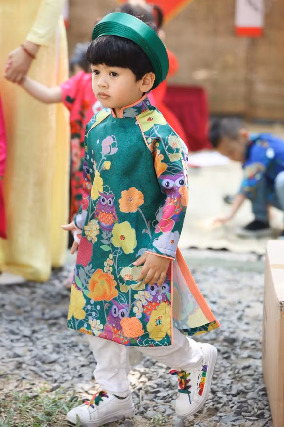 Con trai Ngoc Lan dien ao dai tet, khoi ngo het phan thien ha-Hinh-2