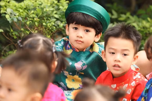 Con trai Ngoc Lan dien ao dai tet, khoi ngo het phan thien ha-Hinh-3