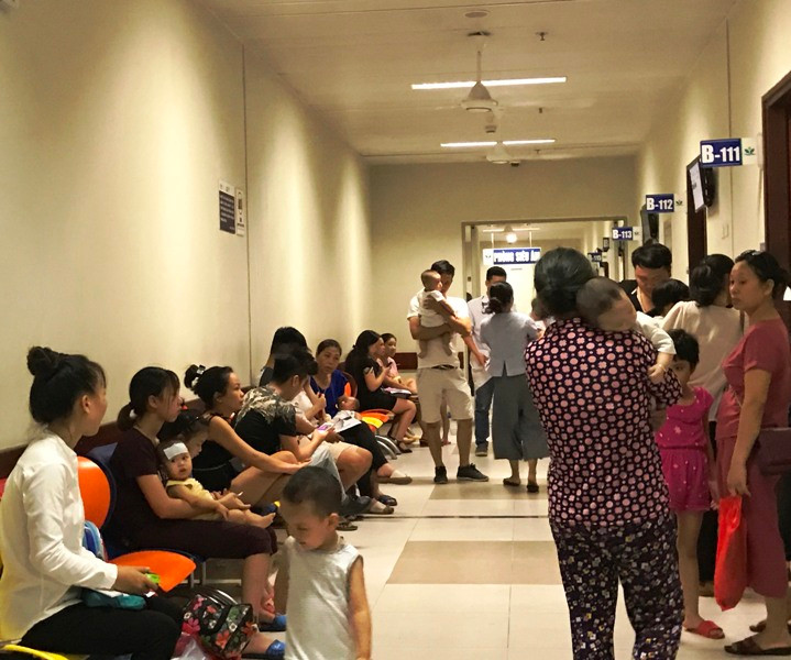 Trong khi đó, thông tin từ Bệnh viện Nhi trung ương cho biết, mỗi ngày bệnh viện tiếp nhận gần 3.000 trẻ đến khám, nhiều trẻ nhập viện trong tình trạng bệnh nặng. Hầu hết số trẻ đến khám đều mắc các bệnh liên quan tới đường hô hấp, tiêu hóa, sốt vi rút, sởi, tay chân miệng, thủy đậu, viêm não…