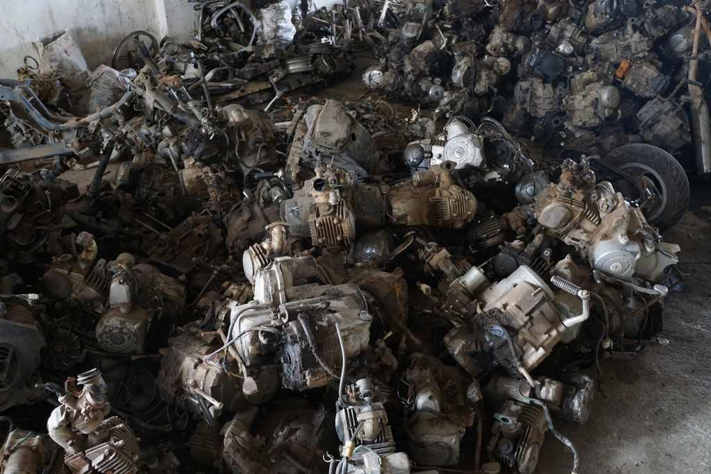 Những thứ còn dùng được, người thợ sẽ "mông má" lại rồi bán cho các cơ sở sửa chữa xe máy. Những bộ phận như vành, nan hoa, khung sắt, lốc máy...thì được bán cho các đại lý nhựa tái chế. Ảnh: Việt Nam Mới. 