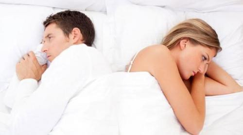  Mất hứng trong quan hệ tình dục Mất hứng thú tình dục có thể xảy ra đối với các bà mẹ trầm cảm sau sinh, thường kéo dài một thời gian nên người chồng cần thông cảm và hiểu rằng đây chỉ là triệu chứng của bệnh. Hứng thú tình dục sẽ trở lại khi bà mẹ hết trầm cảm. Cách giúp bà mẹ cảm thấy thoải mái bao gồm đụng chạm nhẹ, ôm ấp và vuốt ve, sẽ tốt cho cả hai.