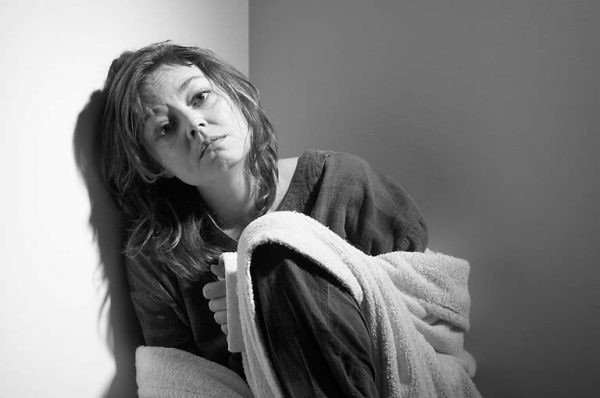  Căng thẳng Căng thẳng thường đi kèm với trầm cảm. Những bà mẹ bị căng thẳng thường bị trầm cảm nặng nề hơn. Họ thường khó có thể thư giãn được, nhiều khi có cảm giác như muốn nổ tung ra. Loại căng thẳng này là một triệu chứng của trầm cảm.