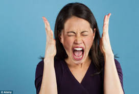  Cảm xúc hay thay đổi, dễ bùng nổ Một biểu hiện dễ nhận thấy nhất của bệnh trầm cảm sau sinh ở phụ nữ là cảm xúc đau khổ, vô vọng tăng dần sau khi sinh con, thậm chí khóc lóc cả ngày mà không có lý do cụ thể. Đôi khi họ lại cảm thấy bị chồng, gia đình, bạn bè bỏ rơi, rơi vào trạng thái mệt mỏi triền miên, thờ ơ với công việc nhà.