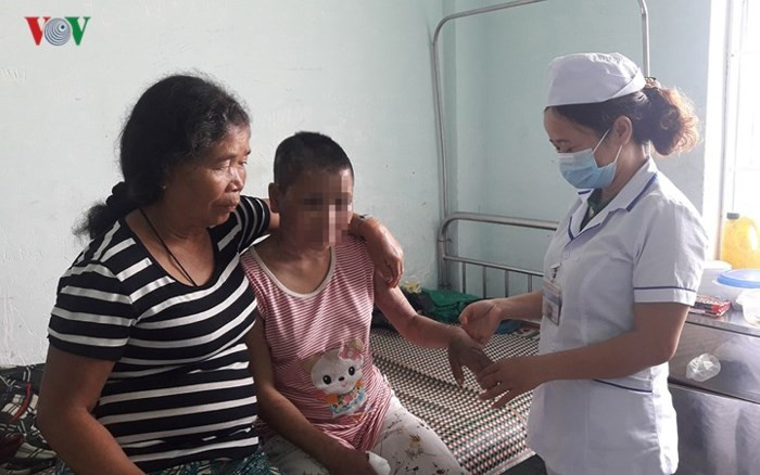 Ngày 22/7, công an huyện Đăk Glei, tỉnh Kon Tum đã vào cuộc điều tra vụ việc chị Y Nhiêu (23 tuổi, dân tộc Giẻ Triêng, nhà ở làng Pêng Siêl, xã Đak Pét, huyện Đăk Glei bị một chủ quán cà phê tên Nga ở tổ 3, phường Thống Nhất, thành phố Pleiku (Gia Lai) hành hạ, tra tấn dã man. Trong ảnh, Y Nhiêu được chăm sóc sức khỏe, chữa trị các vết thương tại Trung tâm y tế huyện Đăk Glei. (Ảnh: Khoa Điềm) Ngày 22/7, công an huyện Đăk Glei, tỉnh Kon Tum đã vào cuộc điều tra vụ việc chị Y Nhiêu (23 tuổi, dân tộc Giẻ Triêng, nhà ở làng Pêng Siêl, xã Đak Pét, huyện Đăk Glei bị một chủ quán cà phê tên Nga ở tổ 3, phường Thống Nhất, thành phố Pleiku (Gia Lai) hành hạ, tra tấn dã man. Trong ảnh, Y Nhiêu được chăm sóc sức khỏe, chữa trị các vết thương tại Trung tâm y tế huyện Đăk Glei. (Ảnh: Khoa Điềm)