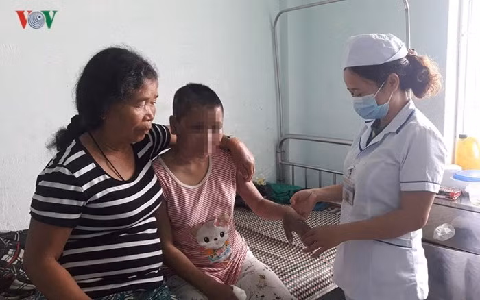 Ngày 22/7, công an huyện Đăk Glei, tỉnh Kon Tum đã vào cuộc điều tra vụ việc chị Y Nhiêu (23 tuổi, dân tộc Giẻ Triêng, nhà ở làng Pêng Siêl, xã Đak Pét, huyện Đăk Glei bị một chủ quán cà phê tên Nga ở tổ 3, phường Thống Nhất, thành phố Pleiku (Gia Lai) hành hạ, tra tấn dã man. Trong ảnh, Y Nhiêu được chăm sóc sức khỏe, chữa trị các vết thương tại Trung tâm y tế huyện Đăk Glei. (Ảnh: Khoa Điềm)