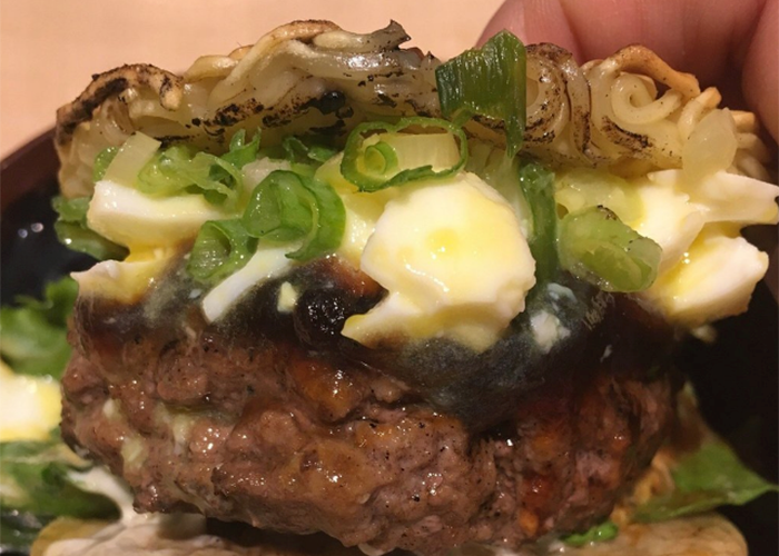  Ramen Burger Ramen Burger là món ăn kết hợp giữa bánh burger và mỳ ramen. Bạn có thể thưởng thức Ramen Burger tại California, Mỹ.
