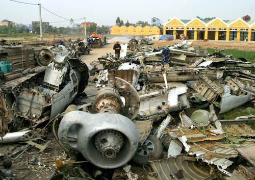 Làng Quan Độ (huyện Yên Phong, tỉnh Bắc Ninh) ban đầu chỉ gồm một vài hộ thu mua máy móc thanh lý về mổ, xẻ, phân loại để cung cấp nguyên liệu cho các làng nghề tái chế nhôm, đồng… Nhưng đến nay, toàn thôn Quan Độ có khoảng hơn 100 hộ làm đầu mối thu mua phế liệu và khoảng 30-40 doanh nghiệp hoạt động trong nghề mổ xe. Ảnh: Zing.