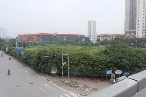 Tuy nhiên, sau 8 năm khởi công, nơi đây vẫn là bãi đất trống, hoang hóa với cỏ mọc um tùm.