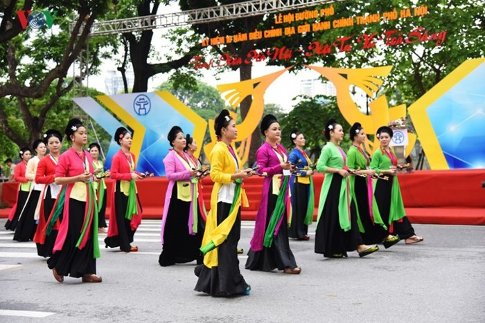 Lễ hội đường phố “Tinh hoa Hà Nội - Hội tụ và tỏa sáng” có trên 5.000 người tham gia 7 khối: Dân gian, Làng nghề, Người cao tuổi, Thể thao - Nghệ thuật, Tuổi trẻ Thủ đô, Nghệ thuật đương đại, Quần chúng nhân dân trình diễn 