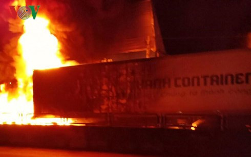 Chiếc xe container bốc cháy dữ dội trên quốc lộ.