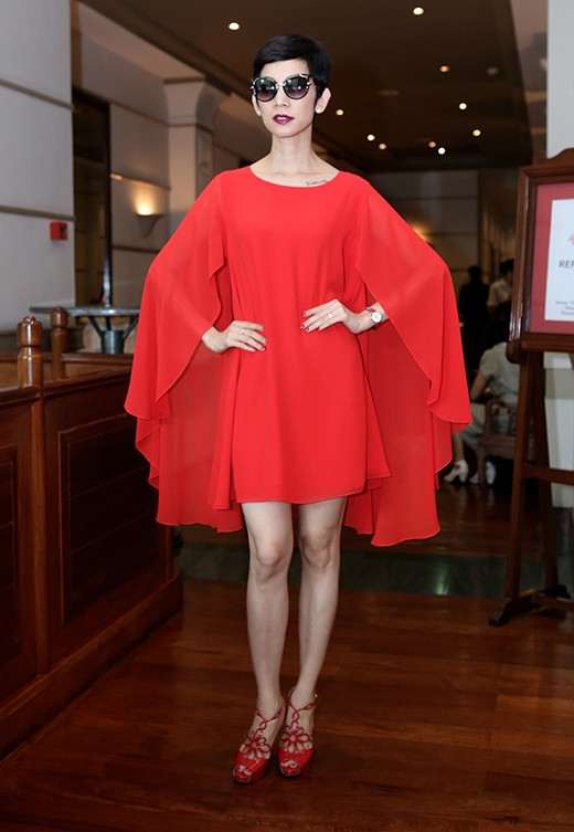 Xuân Lan cho biết, cô bị cong vẹo cột sống do đi giày cao gót thường xuyên.