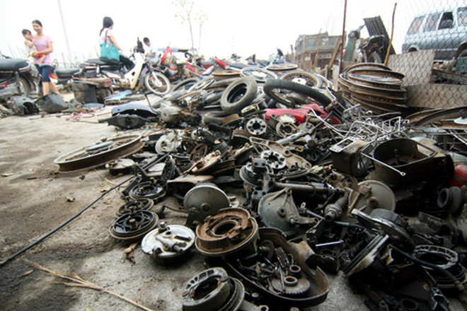 Ngược lên Vĩnh Phúc, tới làng Tề Lỗ (xã Đồng Văn, huyện Yên Lạc), tận mắt chứng kiến hàng trăm công trường ngổn ngang sắt thép, máy của đủ mọi loại phương tiện, từ máy xúc, ô tô, xe máy, động cơ các loại… mới hiểu tại sao nhiều người gọi đây là “ngôi làng đập phá xe lớn nhất miền Bắc”. Ảnh: Soha.