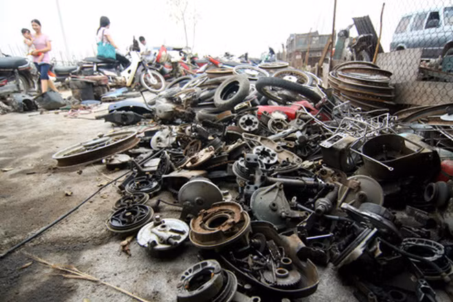 Ngược lên Vĩnh Phúc, tới làng Tề Lỗ (xã Đồng Văn, huyện Yên Lạc), tận mắt chứng kiến hàng trăm công trường ngổn ngang sắt thép, máy của đủ mọi loại phương tiện, từ máy xúc, ô tô, xe máy, động cơ các loại… mới hiểu tại sao nhiều người gọi đây là “ngôi làng đập phá xe lớn nhất miền Bắc”. Ảnh: Soha.