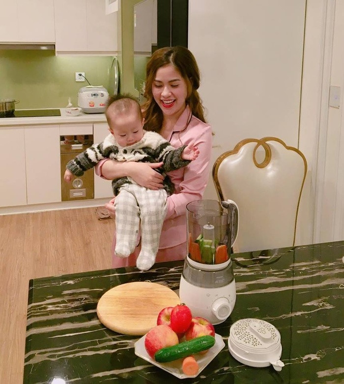 Trần Hương là người phụ nữ rất biết chăm lo cho gia đình, sở thích của cô là nấu những bữa ăn dinh dưỡng rồi cùng quây quần bên mâm cơm.