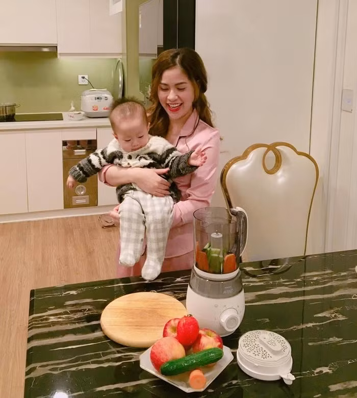 Trần Hương là người phụ nữ rất biết chăm lo cho gia đình, sở thích của cô là nấu những bữa ăn dinh dưỡng rồi cùng quây quần bên mâm cơm.