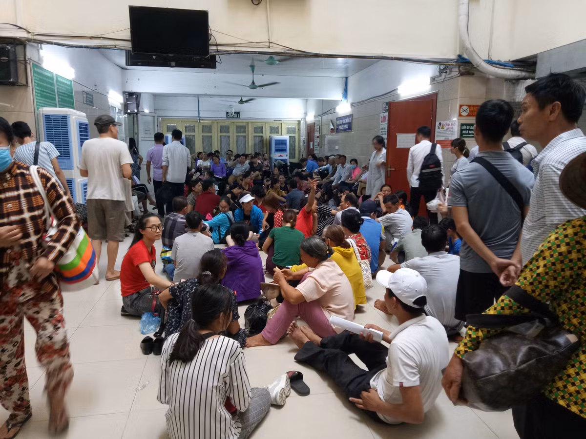 Những ngày đầu tháng 7/2018, Hà Nội nắng nóng đỉnh điểm với nền nhiệt độ trung bình có lúc lên đến gần 40 độ C, ngoài trời chênh lệch nhiều so với nhiệt độ trung bình, lên tới gần 50 độ C. Nắng nóng gay gắt, kéo dài ảnh hưởng tới sức khỏe khiến người già "đua" nhau vào bệnh viện Bạch Mai để khám.