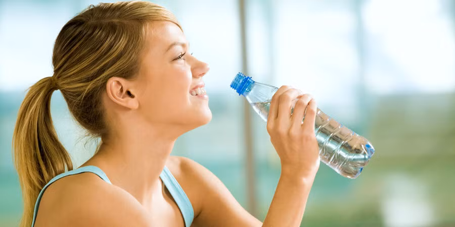 Uống nhiều nước, đặc biệt là những người lao động ngoài trời, mất nước nhiều nên uống bổ sung nước chanh hoặc nước pha muối loãng, nước pha Oresol…, tuy nhiên, không nên uống nhiều nước đá hoặc nước quá lạnh dễ gây viêm họng.