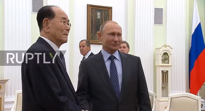 Vị khách đặc biệt của nước Nga sẽ xuất hiện trong Thoe là Phó thủ tướng kiêm Chủ tịch LĐBĐ Triều Tiên - ông Ri Ryong-nam.