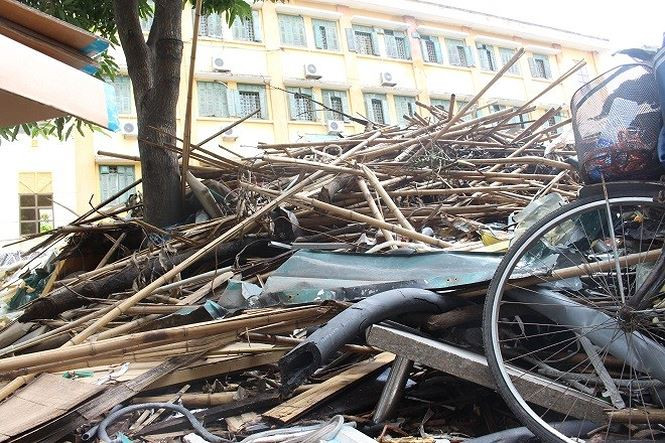 Những "núi" rác tồn đọng từ ngày này qua ngày khác.