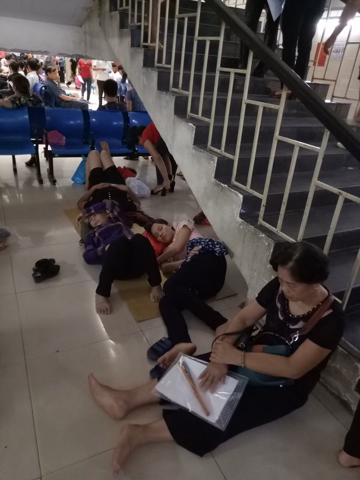 Gầm cầu thang trở thành nơi ngủ gà ngủ gật của nhiều nữ bệnh nhân.