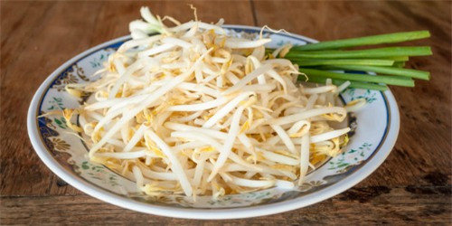 Đối với giá đỗ, bạn có thể chế biến xào hay luộc, ăn ghém cùng các món ăn chính khác.