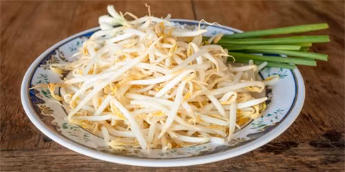 Đối với giá đỗ, bạn có thể chế biến xào hay luộc, ăn ghém cùng các món ăn chính khác.