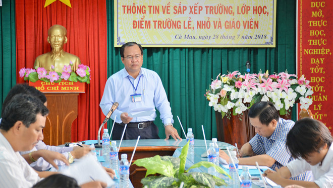 Lãnh đạo Sở GD&ĐT Cà Mau thông tin với báo chí về việc cắt hợp đồng giáo viên mà trường tự ý nhận vào giảng dạy. Ảnh: Nhật Tân.