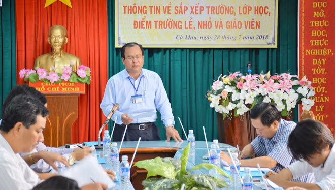 Lãnh đạo Sở GD&ĐT Cà Mau thông tin với báo chí về việc cắt hợp đồng giáo viên mà trường tự ý nhận vào giảng dạy. Ảnh: Nhật Tân.