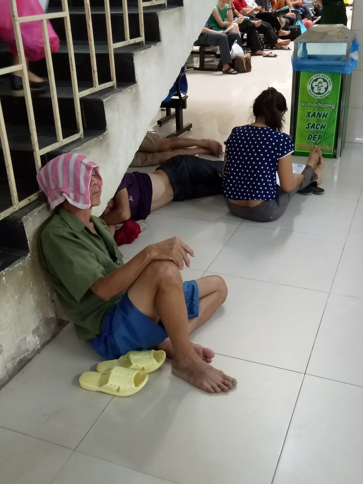 Ngồi trong khu vực khám bệnh của BV Bạch Mai nhưng người đàn ông này không chịu nổi cái nóng hầm hập. Cứ 10 phút, ông lại dấp khăn mặt ướt một lần đắp lên mặt cho mát.