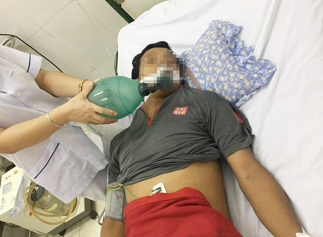 Anh Sơn đang cấp cứu tại bệnh viện. Ảnh: Zing.vn