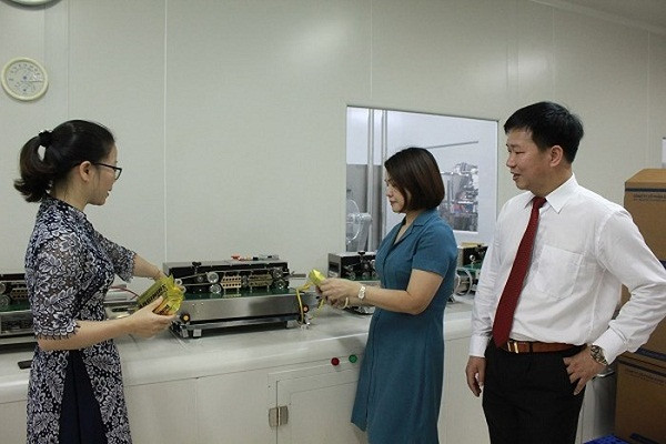 Lãnh đạo Cục ATTP kiểm tra khu vực đóng gói tại nhà máy sản xuất thực phẩm bảo vệ sức khỏe của Công ty CP Dược phẩm Gia Nguyễn