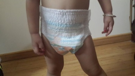 Các bác sỹ khuyến cáo không nên mặc bỉm cho bé trai khi bé đã ngoài 3 tuổi. Ảnh minh họa