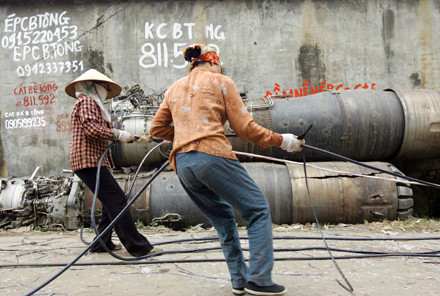 Chỉ bằng những công cụ thô sơ như búa đục, cuốc chim và xà beng hay hiện đại lắm là chiếc đèn khò, những chiếc máy bay đã được những "thợ xẻ" (những người tháo dỡ các chi tiết máy bay) phân loại đâu ra đấy nhiều nhất vẫn là nhôm, được đưa vào lò đúc thành khối hoặc đúc ngay thành nồi ngay tại làng. Ảnh: Báo Bắc Ninh.