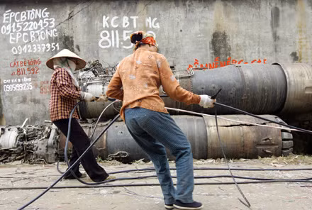 Chỉ bằng những công cụ thô sơ như búa đục, cuốc chim và xà beng hay hiện đại lắm là chiếc đèn khò, những chiếc máy bay đã được những "thợ xẻ" (những người tháo dỡ các chi tiết máy bay) phân loại đâu ra đấy nhiều nhất vẫn là nhôm, được đưa vào lò đúc thành khối hoặc đúc ngay thành nồi ngay tại làng. Ảnh: Báo Bắc Ninh.