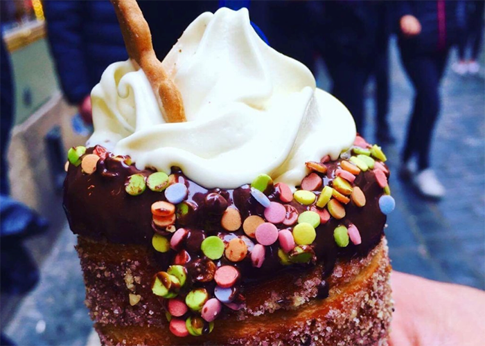  Kem Trdelnik Trdelnik một loại bánh truyền thống của Séc được làm từ bột mì nướng trên bếp lửa, rắc bột quế, đường, các loại hạt, phủ một lớp kem sau đó cuộn tròn lại. Cửa hàng Good Food café &amp; bakery đã biến bánh này thành kem. Kem Trdelnik đã lôi kéo mọi người từ khắp nơi đến Prague, Séc chỉ để nếm thử nó.