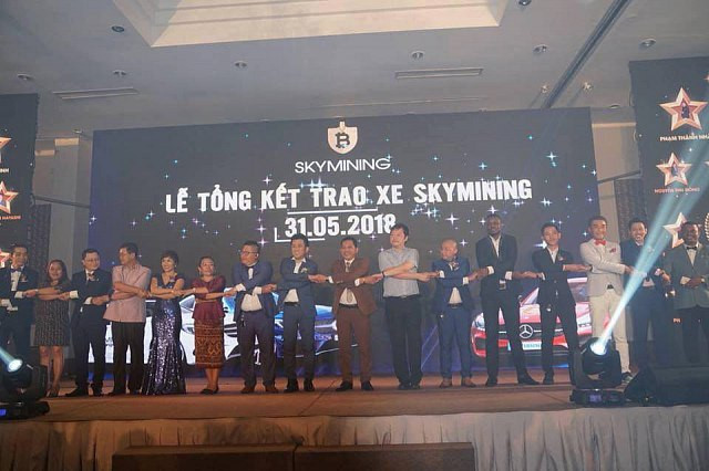 SKy Mining thường xuyên tổ chức những lễ trao xe hoành tráng để tạo vỏ bọc hoành tráng với các nhà đầu tư. Ảnh: Zing.