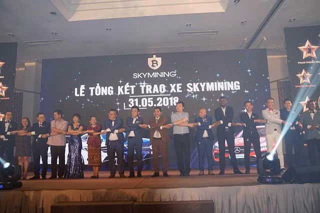 SKy Mining thường xuyên tổ chức những lễ trao xe hoành tráng để tạo vỏ bọc hoành tráng với các nhà đầu tư. Ảnh: Zing.