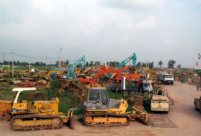 Bãi “mổ” xe nào cũng ngồn ngộn sắt thép, hai bên đường chất đống ngổn ngang ôtô, xe máy, máy xúc, máy ủi các loại… Cả ngàn chiếc xe mang đủ biển số từ Bắc chí Nam… Ảnh: Tiền Phong.