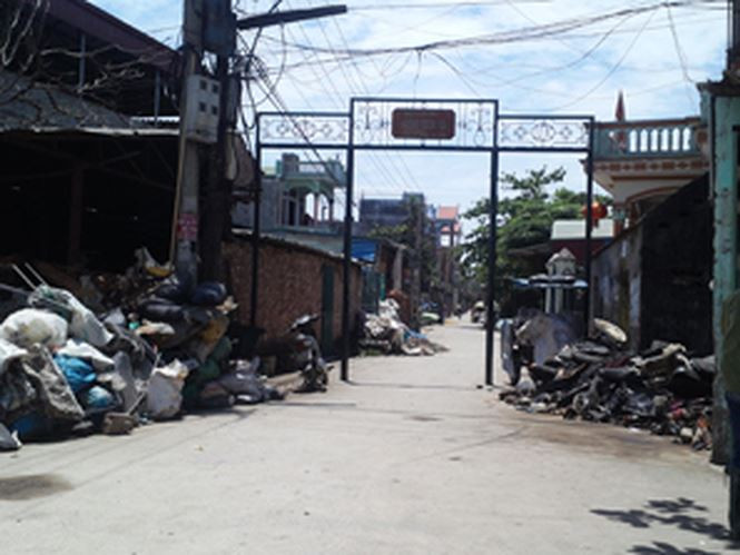 Ngay giữa Thủ đô, làng Xà Cầu (xã Quảng Phú Cầu, huyện Ứng Hòa) không chỉ có nghề làm tăm hương truyền thống mà còn được nhiều người biết đến bởi người dân nơi đây làm giàu bằng thứ nghề "độc nhất, vô nhị" - mổ xác xe máy. Ảnh: VNN.