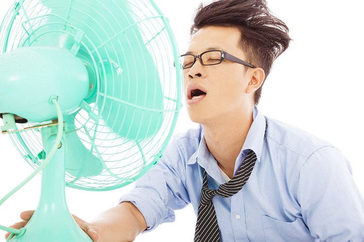  Thổi thẳng quạt vào người Để tránh nóng, nhiều người có thói quen bật quạt xối thẳng vào người và không đổi hướng trong một thời gian dài, khi đi ngoài nắng về và khi đi ngủ.