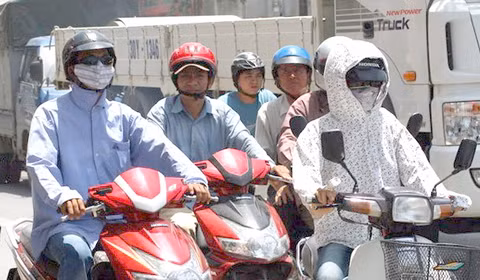  Ra ngoài khi nắng nóng cực điểm Nắng nóng cực điểm là lúc 11h trưa đến khoảng 15h nên việc đi ra ngoài lúc này sẽ dễ khiến cho cơ thể dễ mất nước. Việc đi ra ngoài thường xuyên vào thời điểm này có thể dẫn đến tình trạng say nắng.