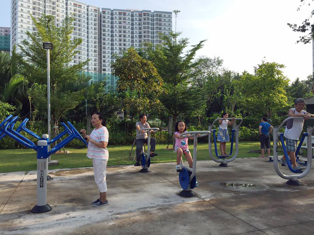 Mọi người cần thay đổi thời gian, không gian tập thể dục. Tập buổi sáng từ 5h30 - 6h30, buổi chiều từ 18h - 19h, hoặc chuyển sang đi bộ vào 20h ở những địa điểm rộng rãi, có cây xanh.