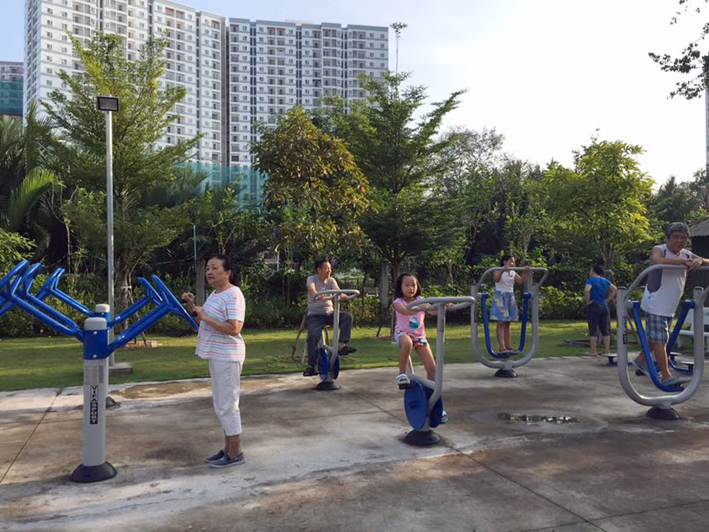 Mọi người cần thay đổi thời gian, không gian tập thể dục. Tập buổi sáng từ 5h30 - 6h30, buổi chiều từ 18h - 19h, hoặc chuyển sang đi bộ vào 20h ở những địa điểm rộng rãi, có cây xanh.