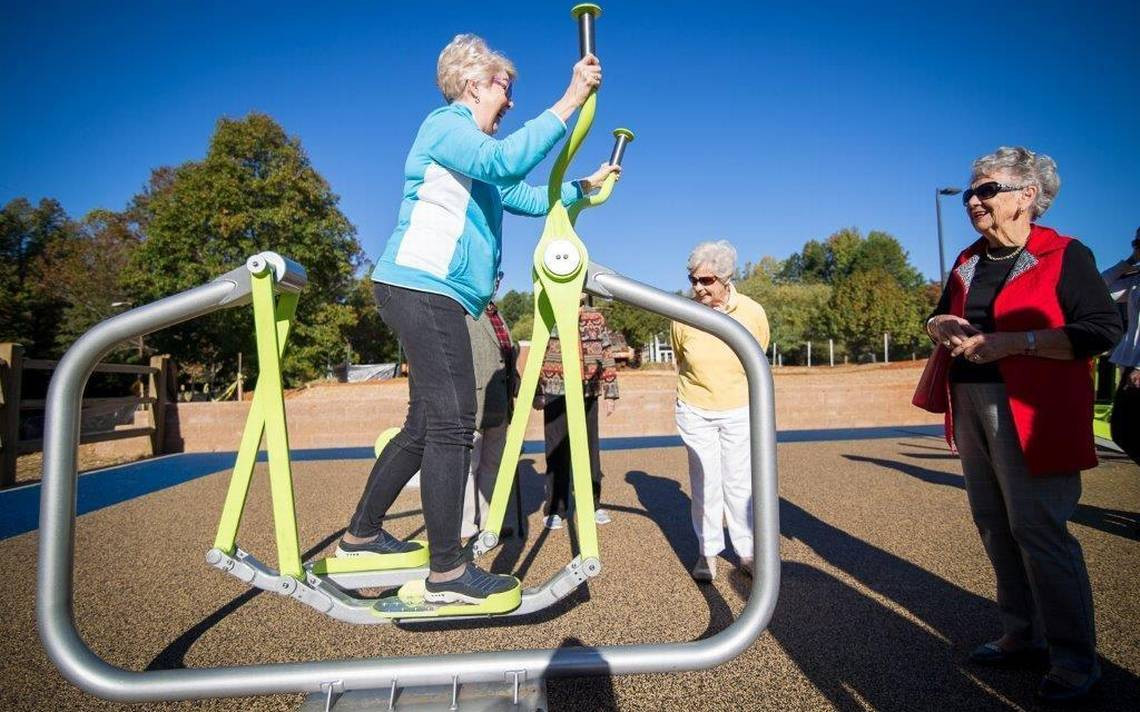  Tập thể dục ngoài trời Tập thể dục rất quan trọng vì nó giúp cơ thể bạn luôn khỏe mạnh. Tuy nhiên, khi ánh mặt trời đang thiêu đốt mọi thứ, tập thể dục ngoài trời sẽ phản tác dụng.