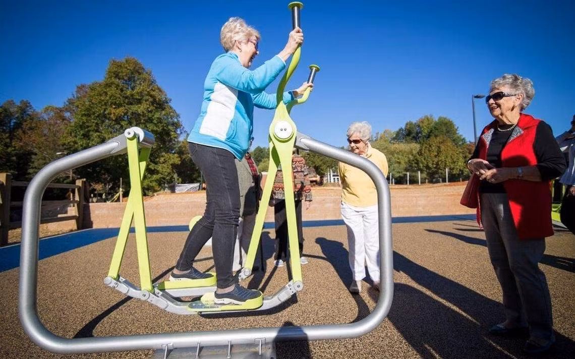  Tập thể dục ngoài trời Tập thể dục rất quan trọng vì nó giúp cơ thể bạn luôn khỏe mạnh. Tuy nhiên, khi ánh mặt trời đang thiêu đốt mọi thứ, tập thể dục ngoài trời sẽ phản tác dụng.