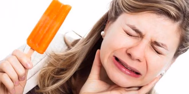  Ăn kem hoặc đồ lạnh Nhiều người thường ăn kem ngay sau khi đi nắng về để giải nhiệt, nhưng đây là một trong những điều cấm kỵ khi trời nóng. Tuy nhiên, ăn kem vào lúc này sẽ khiến cơ thể bị lạnh đột ngột, gây ra viêm họng cảm lạnh. Đặc biệt, sức đề kháng của trẻ nhỏ còn yếu nên rất dễ bị bệnh. Do đó, bạn nên ngồi nghỉ một lúc để cơ thể bớt nóng rồi mới ăn kem.