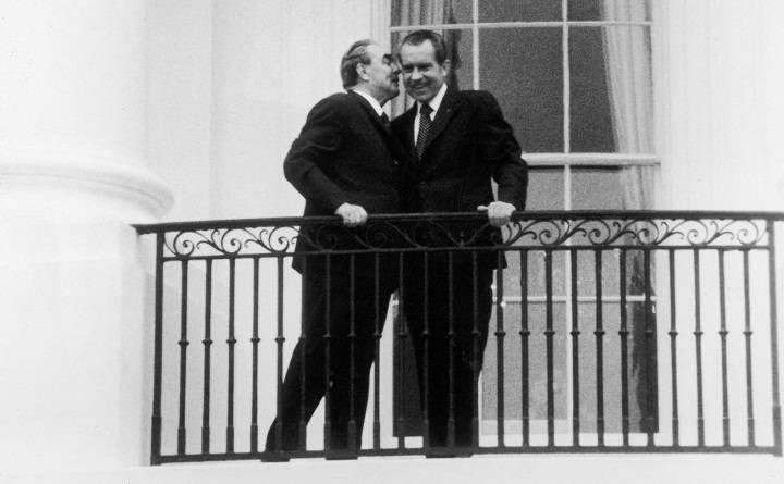 Lãnh đạo Nga Leonid Brezhnev thì thầm vào tai Tổng thống Mỹ Nixon trên ban công Nhà Trắng trong chuyến thăm ngày 21/6/1973. Ảnh: Getty Images