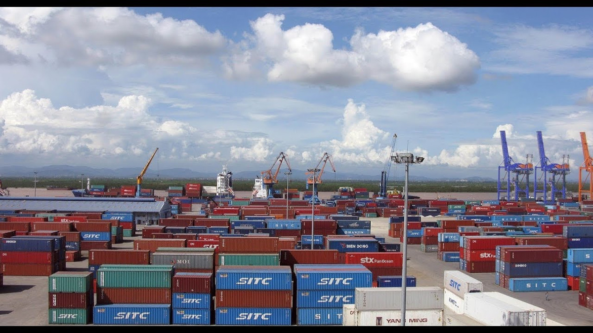 Một số vì "gửi nhầm", số còn lại, do chủ hàng không trình được các giấy tờ liên quan để thông quan, thậm chí còn có tình trạng bỏ hàng... dẫn tới kẹt cảng.