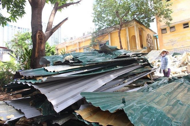 Khu vực này trở thành điểm khai thác sắt vụn, phế liệu của nhiều người.